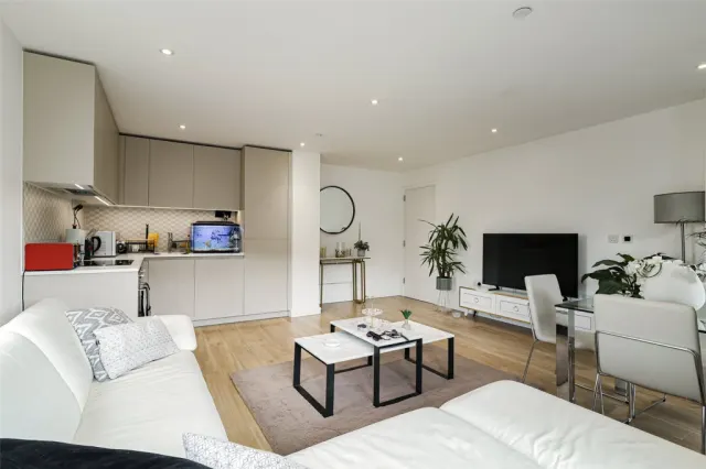 Caversham Road, Beaufort Park, NW9, photo 1