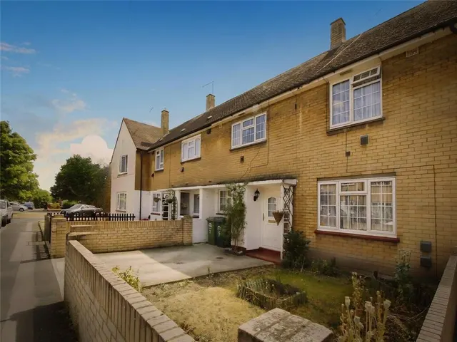 Frobisher Crescent, Staines-Upon-Thames, Middlesex, TW19, photo 1