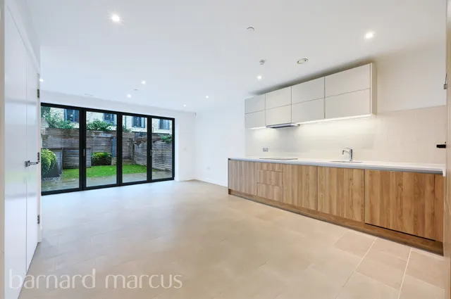 Beatrice Place, London, SW19, photo 2