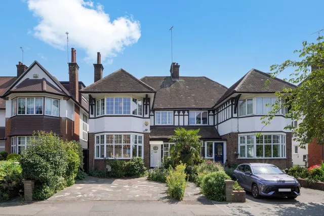 4 bedroom property — Rodborough Road, Golders Green NW11 8SA