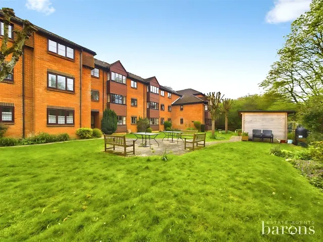 Oakfields, Lychpit, RG24, photo 1