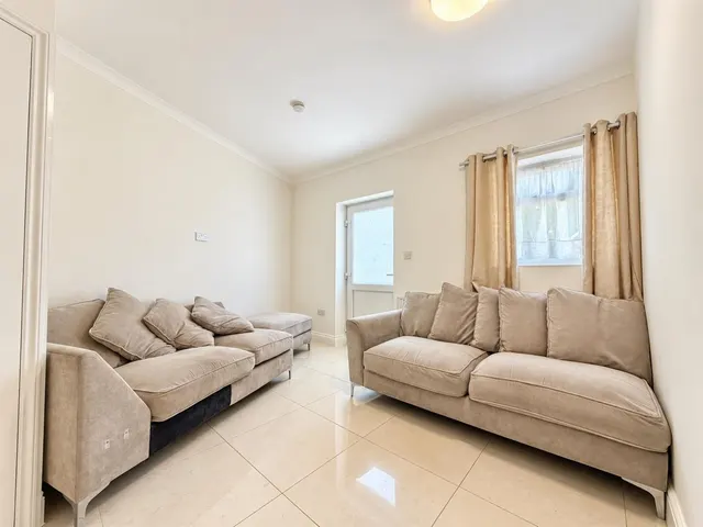 End Terrace, Southall, UB1, photo 3