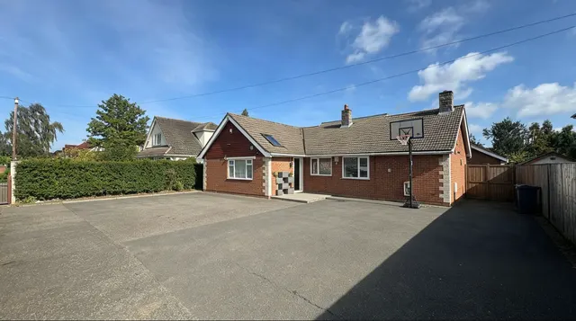 5 bedroom house — Chartridge Lane, CHESHAM