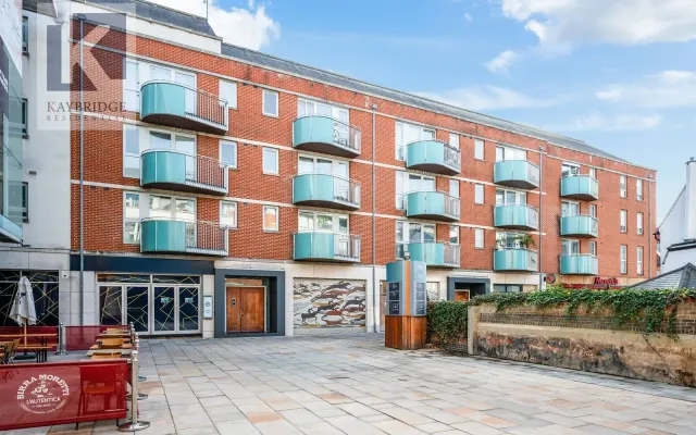 The Oaks Square, Epsom, KT19, photo 1