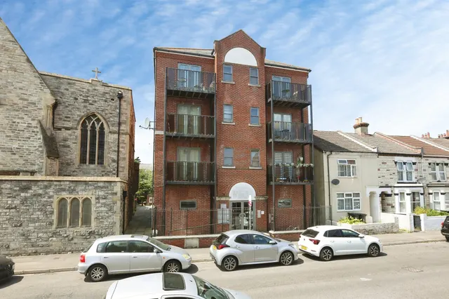 Avenue Road, Gosport, photo 1