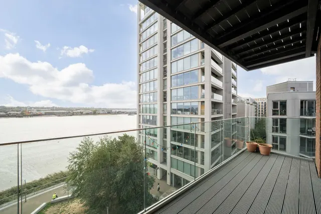 Starboard Way, Silvertown, photo 1