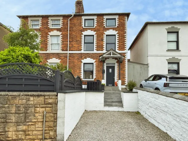 Bath Road, Stroud, photo 1