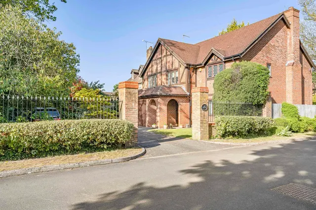 Dartnell Court, West Byfleet, KT14, photo 1