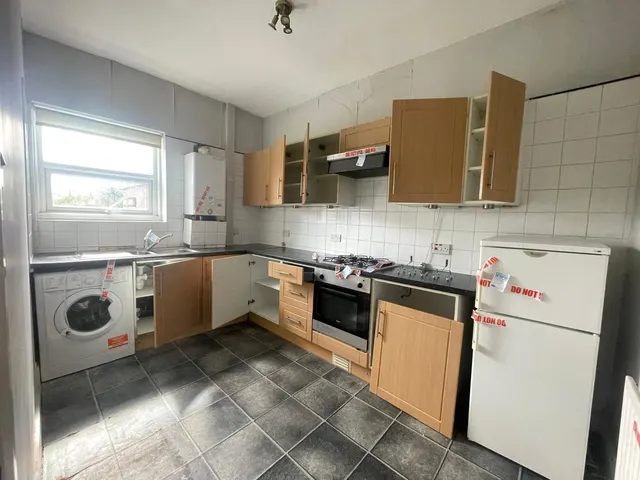 Brownhill Road, London, SE6, photo 3