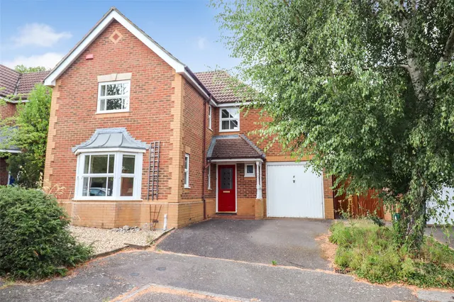 Decouttere Close, Church Crookham, Fleet, Hampshire, GU52 0UR, photo 1