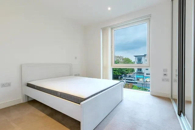 Photo 3 — Horizon House, Battersea Reach