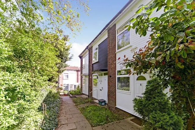 Vineyard Close, London, SE6, photo 1