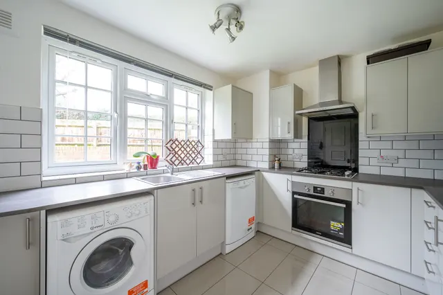 Photo 2 — 2 Southfields Court, Albert Drive, London