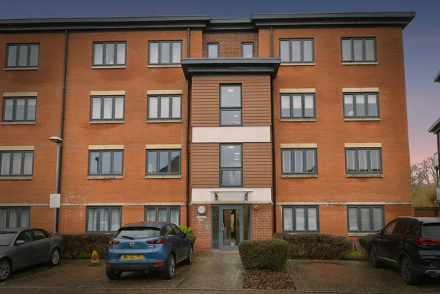 Bartlett Crescent, High Wycombe, HP12, photo 2