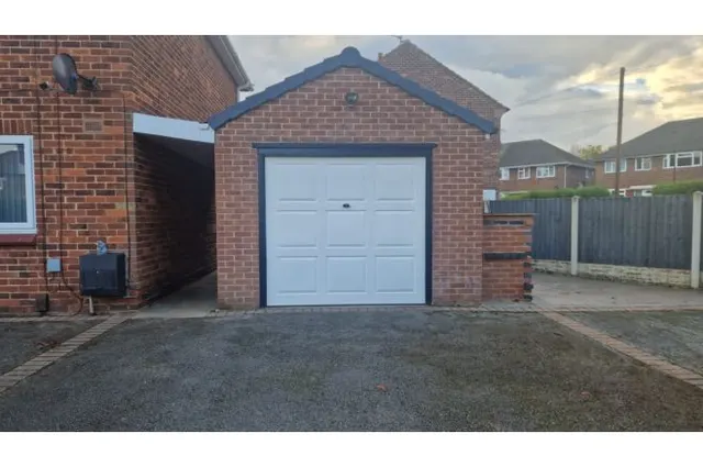 Photo 3 — Springcroft Drive, Doncaster