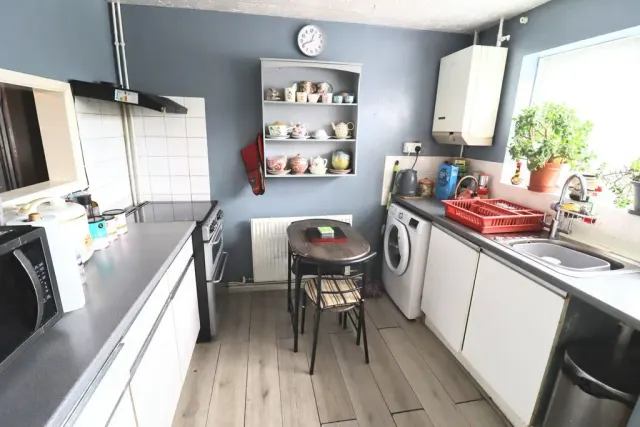 Photo 3 — Whaddon Way, Bletchley, Milton Keynes, Buckinghamshire, MK3 7DG