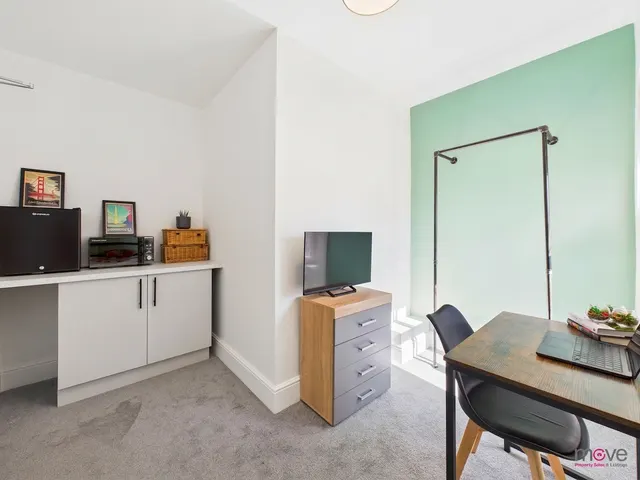 Photo 3 — Room 4, 105 Bristol Road, Gloucester, GL1 5SW