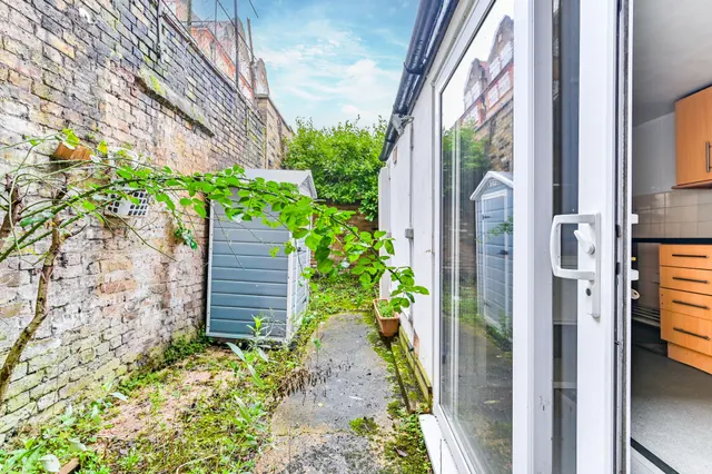 Photo 3 — 194 Grafton Road, London