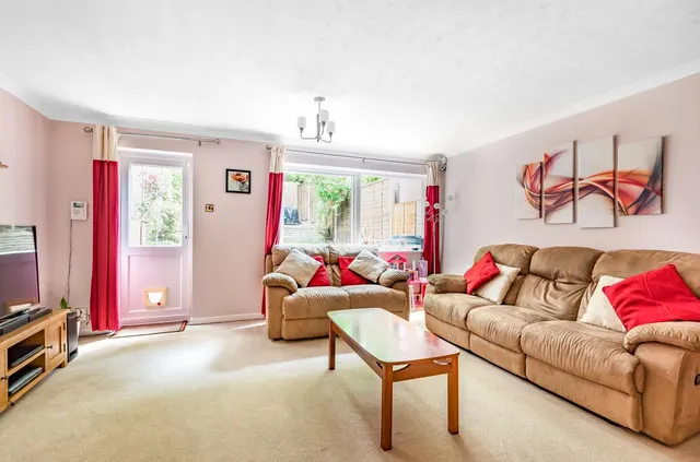 Glassonby Walk, Camberley, photo 2