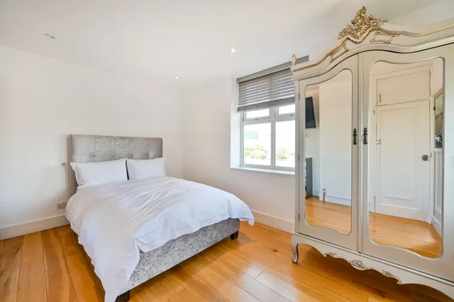 Photo 3 — 8 Byfield Court, Malden Way, New Malden