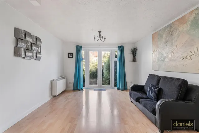 Sovereign Grove, Wembley, HA0, photo 2
