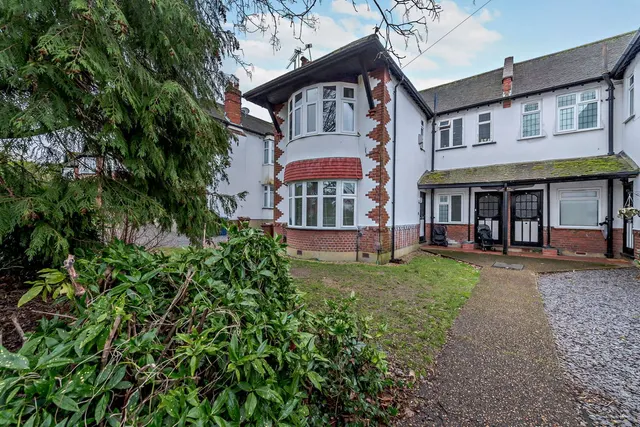 West End Court, Pinner, HA5, photo 1