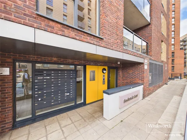 Shearwater Drive, London, NW9, photo 2
