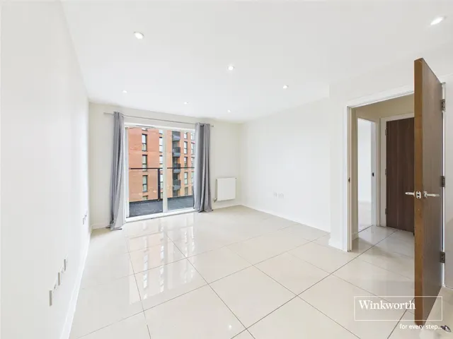 Shearwater Drive, London, NW9, photo 3