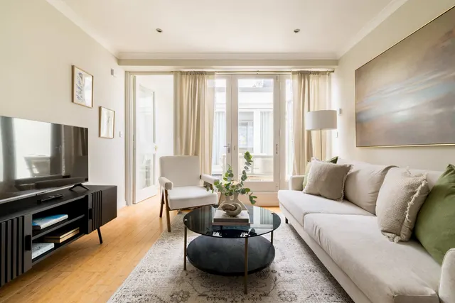 3 bedroom flat, Porchester Square, W2