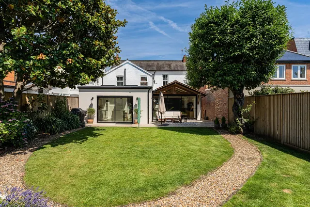 Queens Road, Surrey Egham, TW20, photo 1