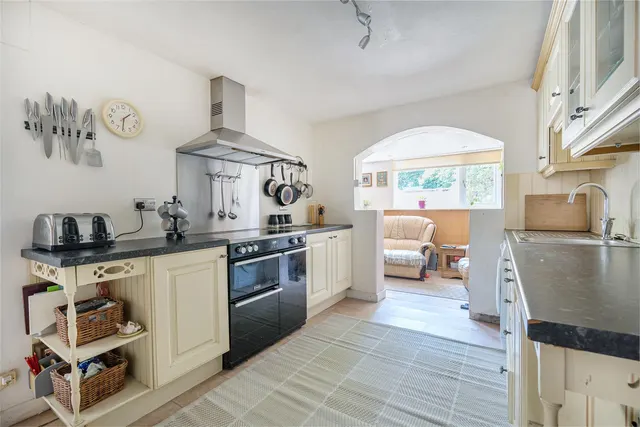 Tutton Hill, Colerne, SN14, photo 3