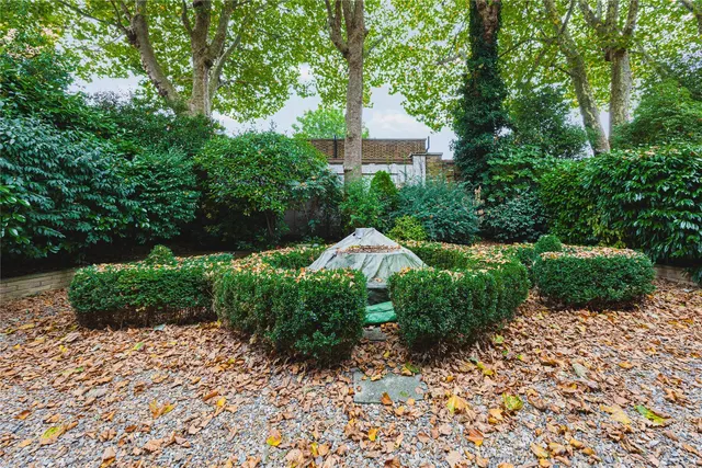 Photo 2 — Cheyne Place, Chelsea, London, SW3