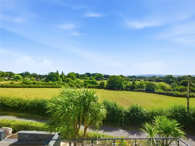 Contemporary Family Living with Captivating Views Towards Poole Harbour, photo 2
