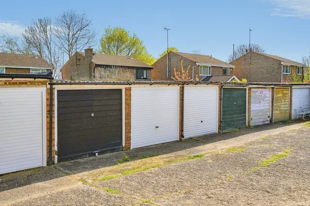 Photo 3 — Sandridge Close, Hemel Hempstead