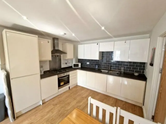 Old Bedford Road, Luton, LU2, photo 3