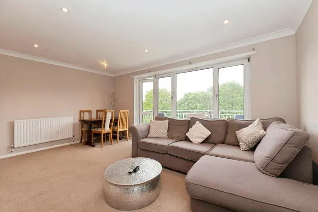 Farm Road, Esher, KT10, photo 1