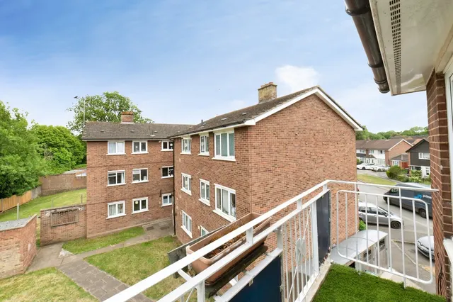 Farm Road, Esher, KT10, photo 3