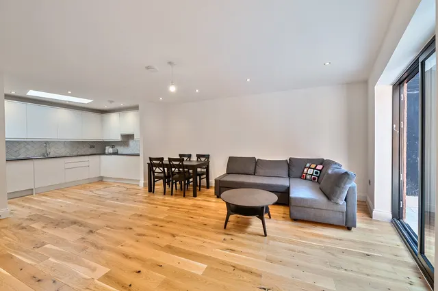 2 bedroom flat — Askew Road, Shepherd's Bush, London, W12