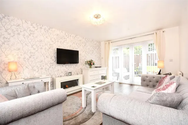 Photo 3 — Bell Hill Close, Billericay, Essex, CM12