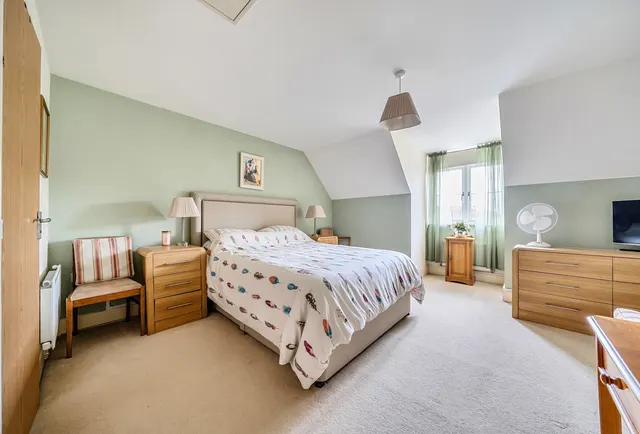 Flint Close, RH6 9QE, photo 1