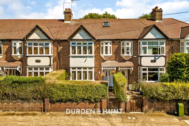 Chigwell Road, Woodford Green, IG8, photo 1