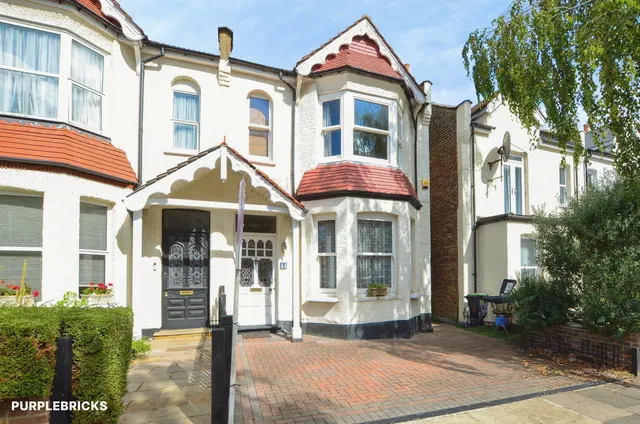 Eaton Park Road, London, N13, photo 1
