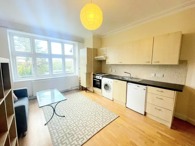 Photo 3 — Great North Road, Highgate, N6 4LU