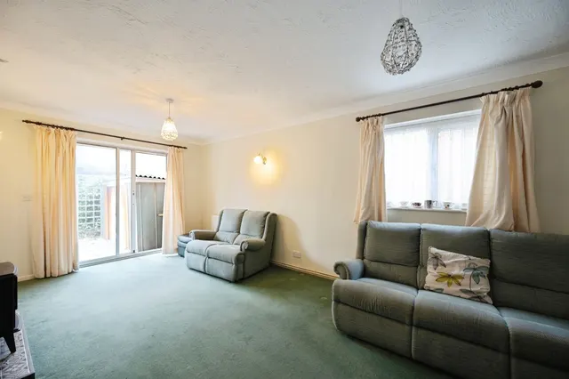 Southleigh Grove, Hayling Island, PO11, photo 2