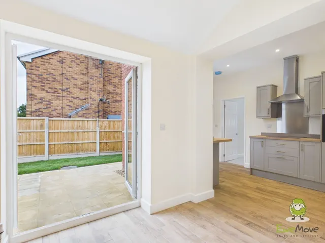Sunny View Holt Road, Cross Lanes, LL13, photo 3