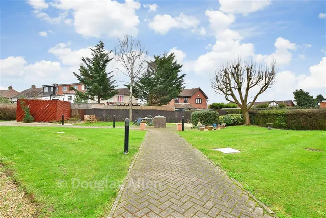 Cunningham Close, Romford, RM6, photo 2