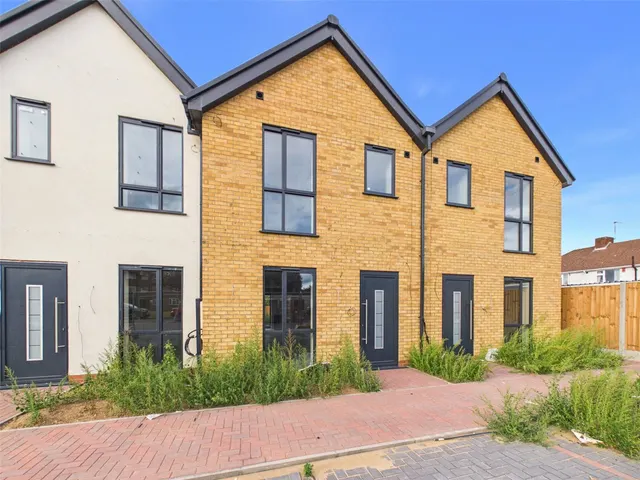 Field Road, Feltham, TW14, photo 1