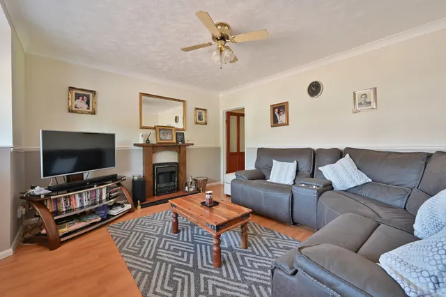 Photo 3 — 6 Jordan Close, Watford