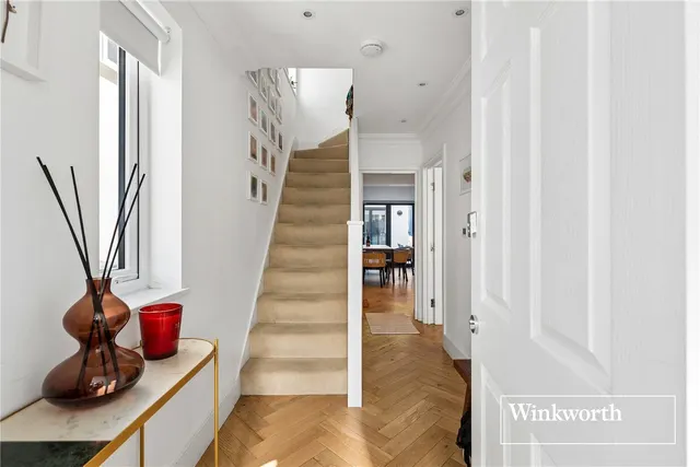 Grants Close, Mill Hill East, NW7, photo 2