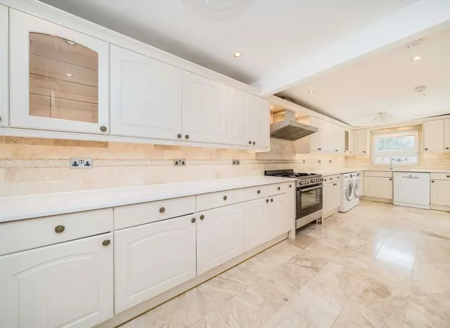 Photo 2 — Auriol Close, Worcester Park, KT4